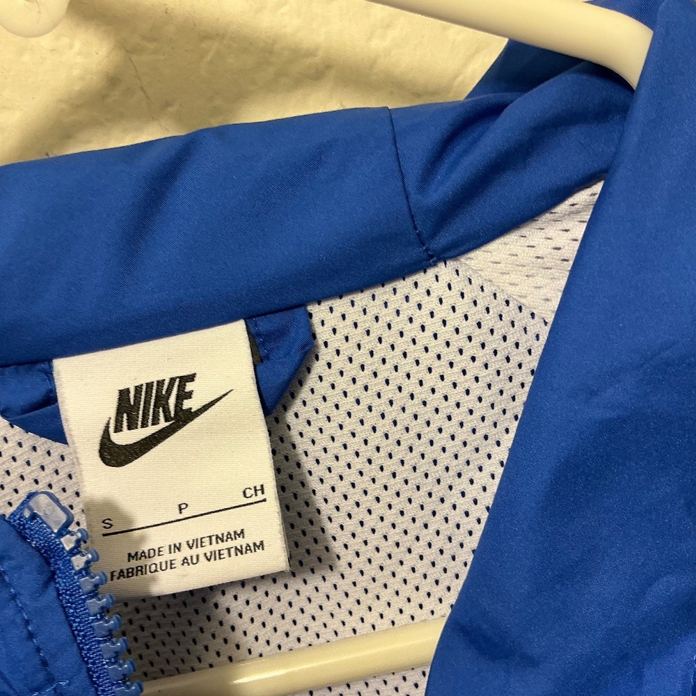 Nike Women’s Windrunner Training Jacket White Blu… - image 4